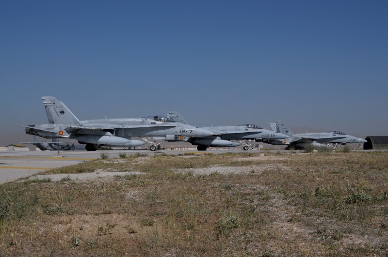 Photo 33.JPG - The Spanish EF-18 equipped with external fuel tanks for the return transfer to Torrejón
